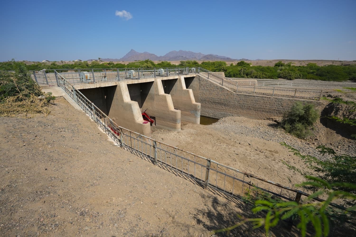 Concrete diversion weir